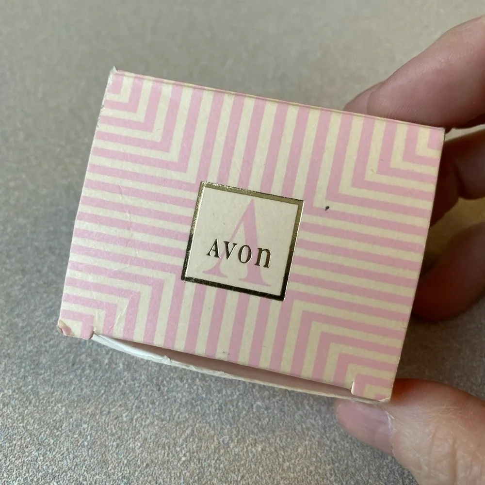 New in box Avon 1993 Breast Cancer Awareness Rose Enamel Pin
